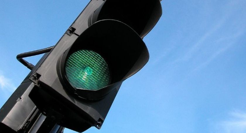 Ul. Podmiejska – walka pieszych z kierowcami o zielone światło