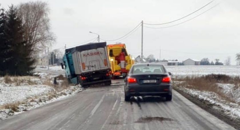 Śliska nawierzchnia na drogach powiatu. Samochody wpadały do rowów.