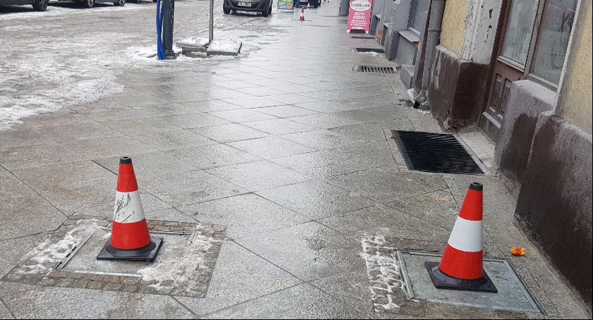 Kradną pachołki. Zamkowa jak pole minowe