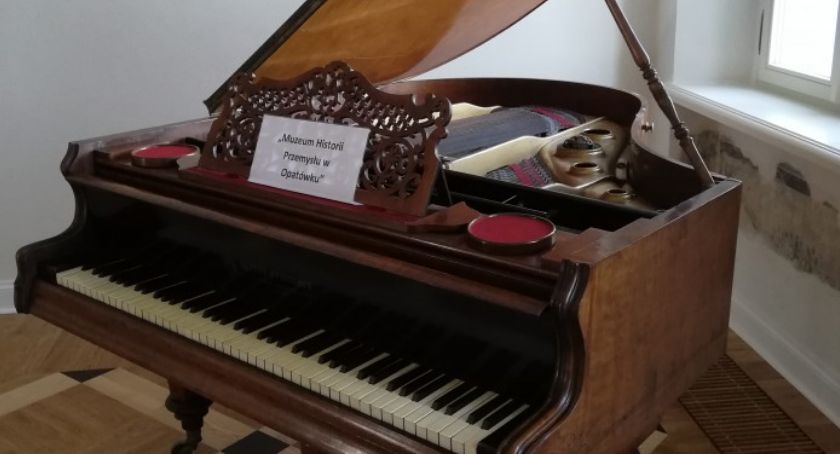 Zabytkowy fortepian i pianino trafiły do Dworku w Koźminku