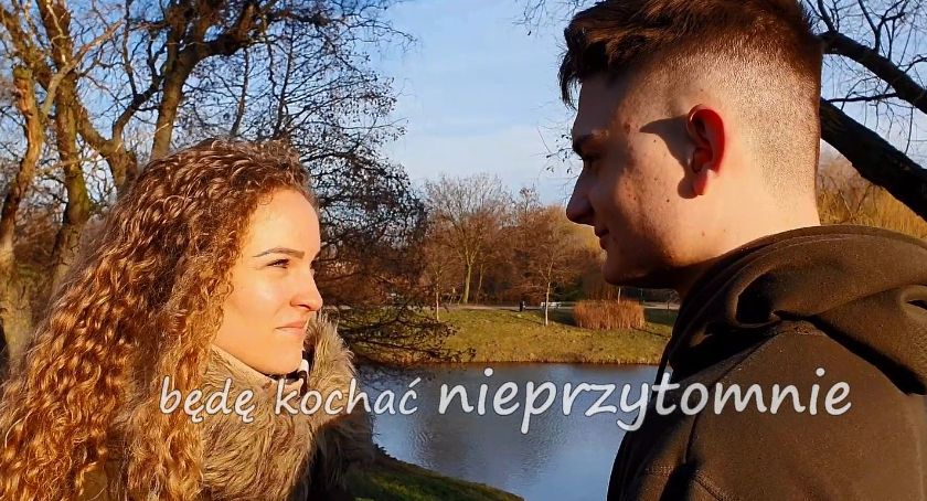 Uczniowie kaliskiego technikum nagrali teledysk z Mieczysławem Szcześniakiem