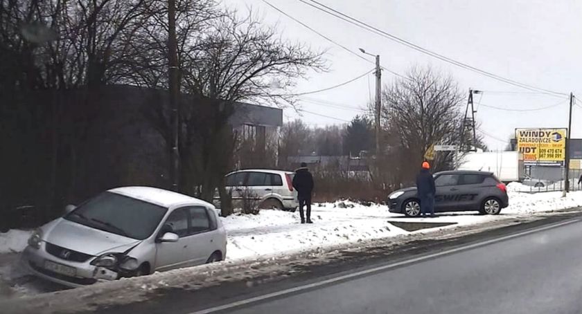 Ślisko na drogach, auta lądują w rowach