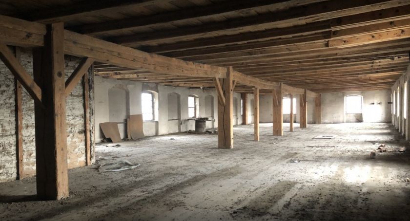Skrzydło zachodnie, winda i nowe ekspozycje. Remont muzeum w Opatówku nabiera tempa.