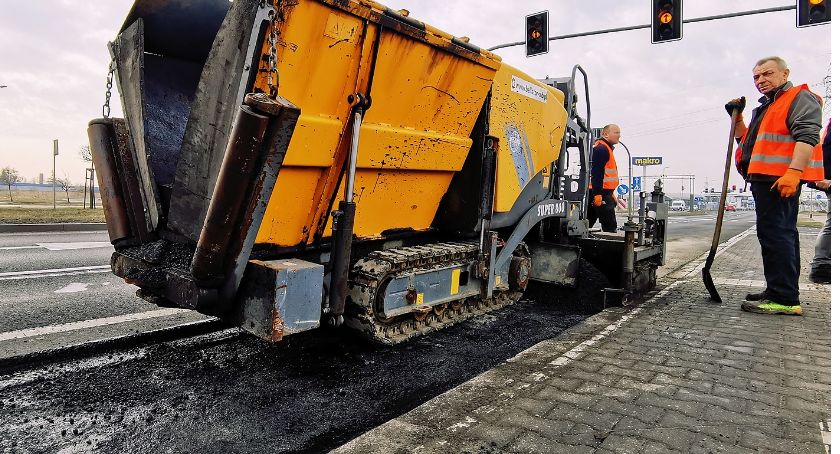 Łatają dziury w kaliskich ulicach. Wskazano do naprawy ponad 500 ubytków