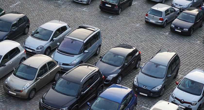Klienci galerii blokują parkingi przy dworcu PKP