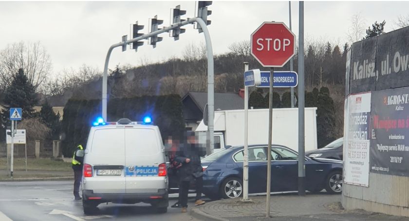 Zderzenie bmw i mercedesa na ul. Stawiszyńskiej