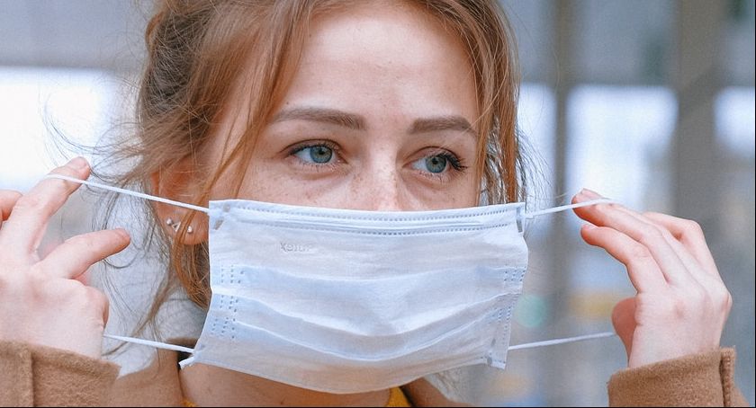 Kto już nie musi zakładać maseczki i dlaczego warto ją włożyć do piekarnika?