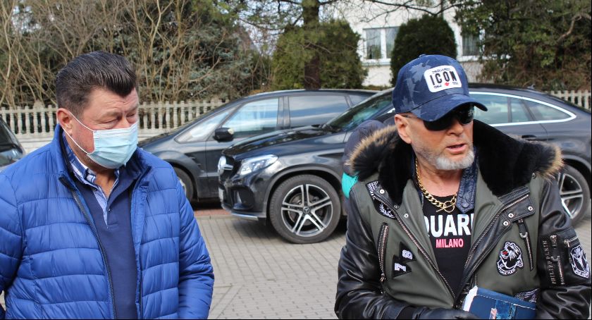 Detektyw Rutkowski wspomaga protest przeciwko budowie wiatraków w Skalmierzycach