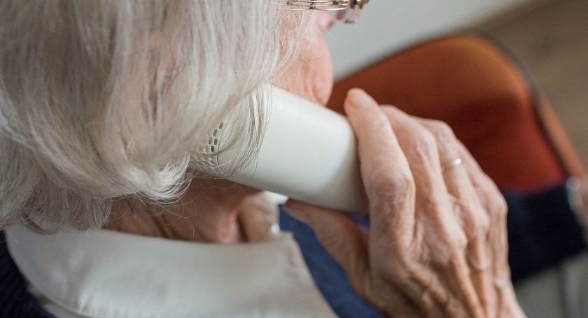 Uwaga, seniorzy! Oszuści znów atakują!