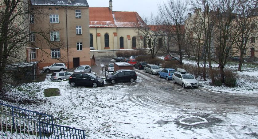 Drogowcy utwardzą plac u zbiegu Warszawskiej i Stawiszyńskiej