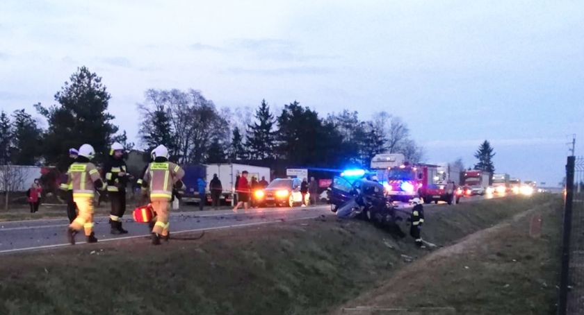Tragedia na drodze nr 470 koło Kalisza. Nie żyje kobieta, dziecko w szpitalu.