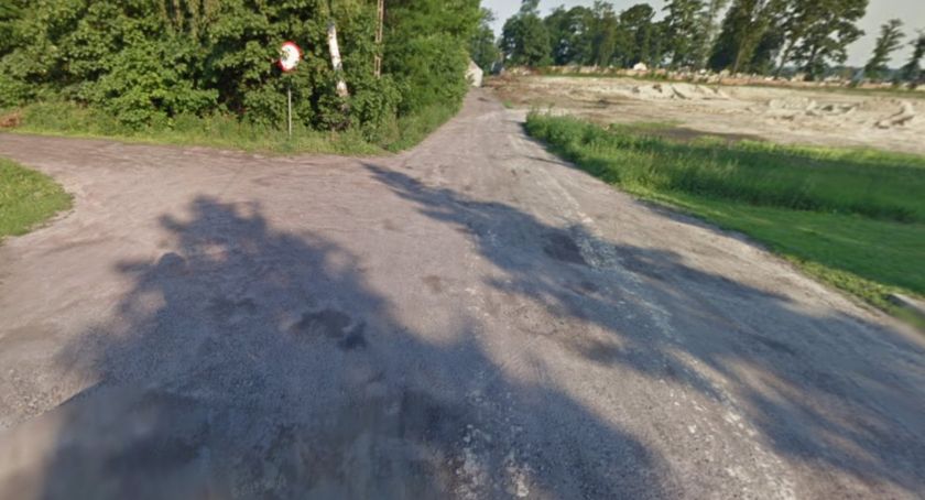 Ciężarówki niszczą drogę przy cmentarzu tynieckim