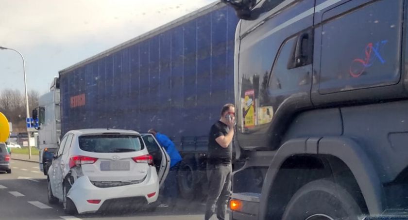 Zjeżdżał na sąsiedni pas i uderzył w tira