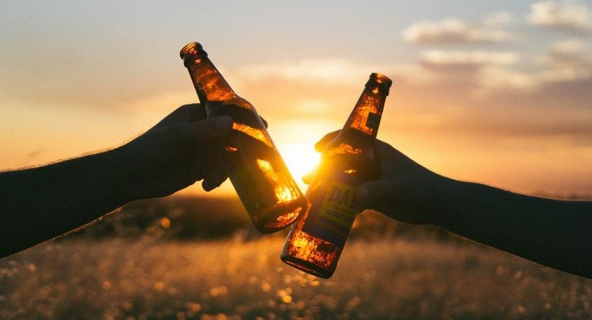 Sprzedała alkohol nieletniemu, odpowie przed sądem