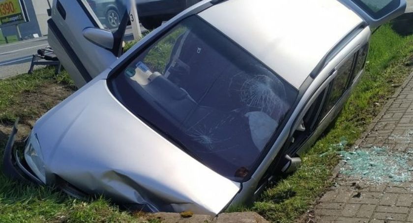 Opel rozbił się w betonowym przepuście w podkaliskich Zdunach