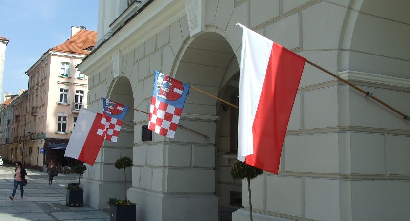 Flagi, hymn i msza. Patriotyczne święta w Kaliszu.