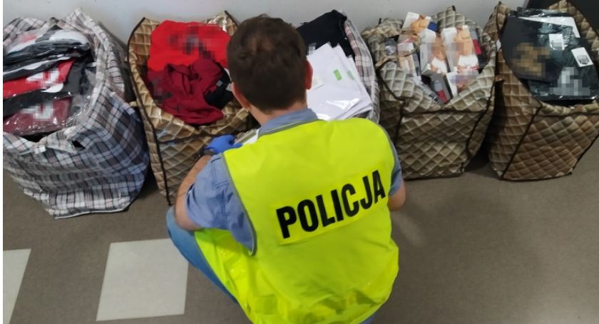 Kontrole targowisk. Policja przejęła ponad 1000 sztuk nielegalnej odzieży.