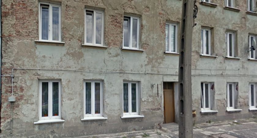 Jak mieszkają, tak płacą. Lokatorzy skarżą się na fatalne warunki w kamienicy przy ul. Piskorzewie.