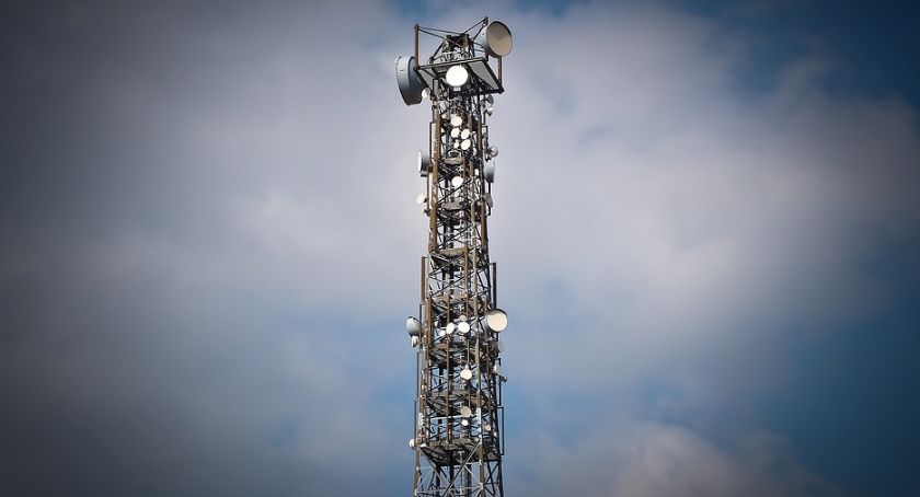 Przy ul. Obozowej stanie 50-metrowa stacja bazowa telefonii komórkowej 5G. Mieszkańcy protestują.