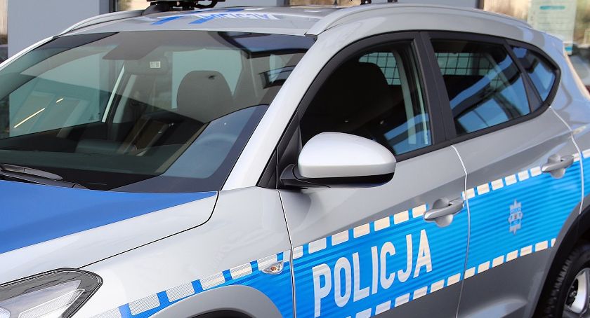 Al. Wojska Polskiego – audi staranowało betonowe ogrodzenie