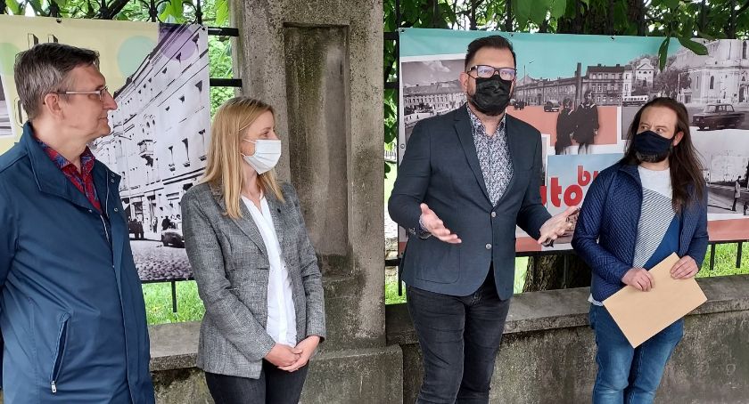 Zdjęcia na ogrodzeniu Liceum Asnyka – kolejna plenerowa wystawa Miejskiej Biblioteki Publicznej w Kaliszu