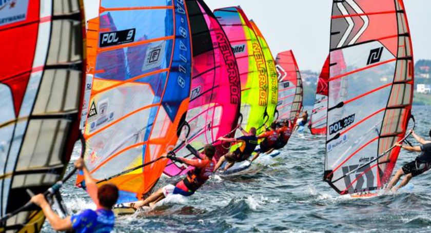 Przyjadą surferzy, którzy pływają na deskach z hydroskrzydłem, co pozwala na lewitowanie nad wodą