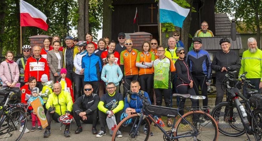 Pasjonaci turystyki rowerowej przemierzali Szlak Kościołów Drewnianych Ziemi Kaliskiej