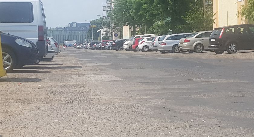 Mieszkańcy obawiają się ograniczenia liczby miejsc parkingowych. Rusza remont ulicy Konopnickiej
