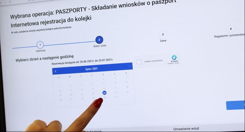 Paszporty nawet w soboty -  niewidzialna kolejka
