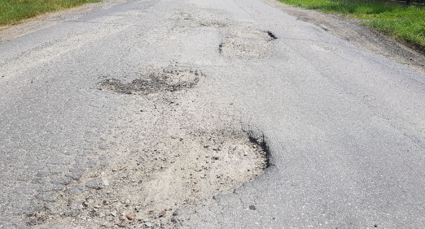 Droga krzyżowa zamiast drogi asfaltowej. Brzeziny