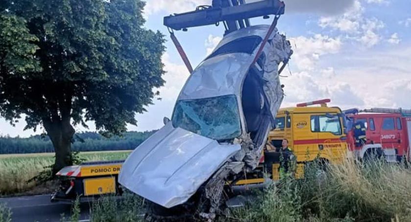 Samochód doszczętnie rozbity w Rajsku, kierowca uszedł z życiem