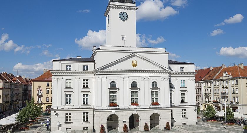 Ile zarabiają i co posiadają prezydenci Kalisza i przewodniczący Rady Miasta