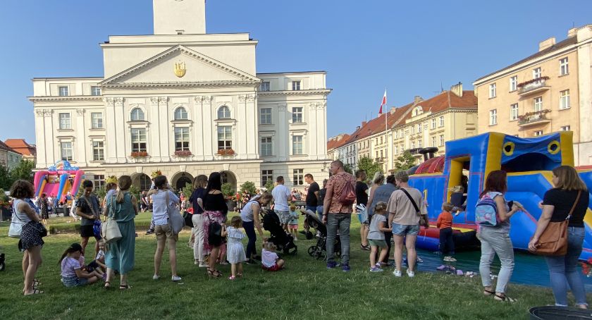 Dziecięcy gwar przed kaliskim ratuszem