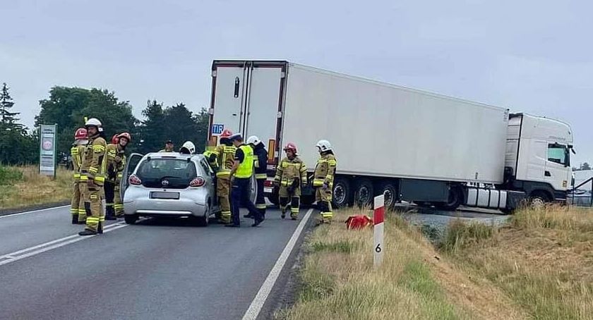 Uderzyła toyotą w naczepę tira