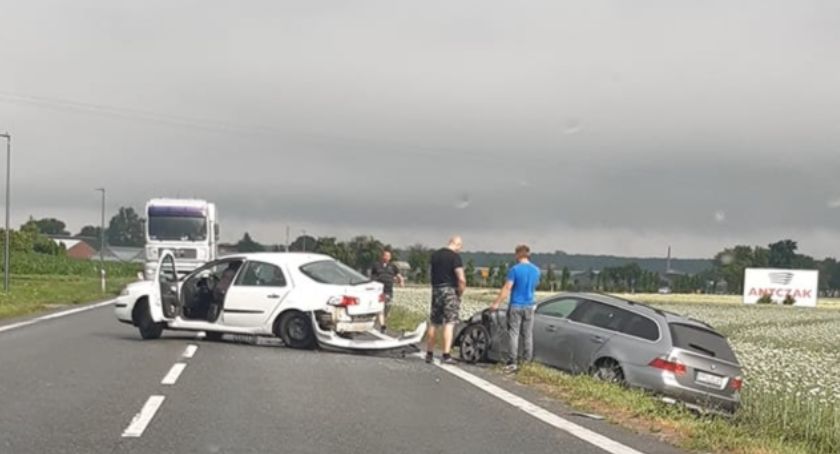 Zderzenie w Kościelnej Wsi. Obróciło go o 180 stopni.
