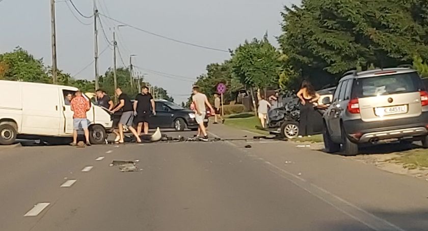 Zderzenie w Szałem, 4 osoby w szpitalu. Sprawca wypadku był poszukiwany.