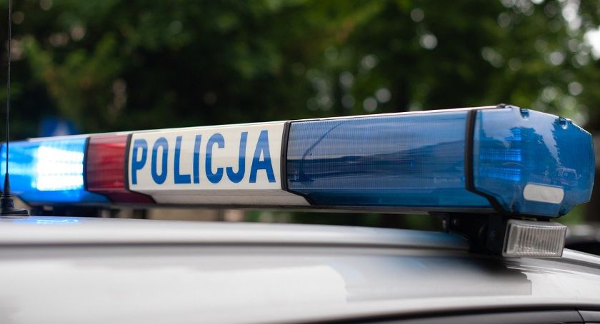 Ledwie uszła z życiem. Dachowanie na trasie Kalisz-Ostrów Wlkp.