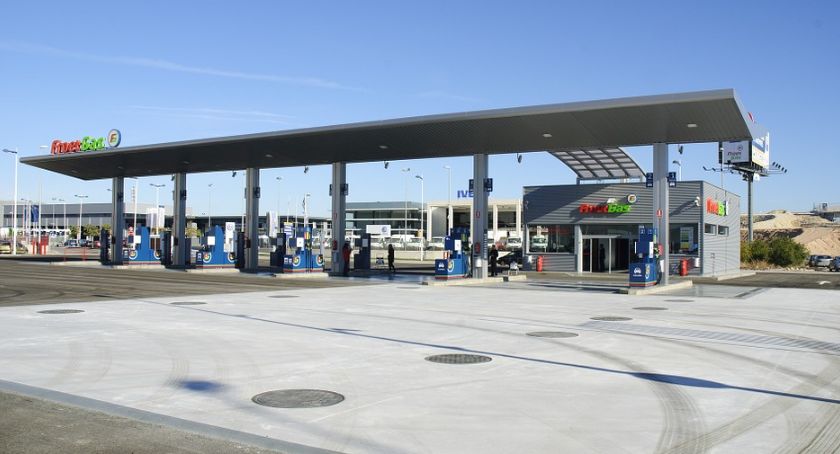 Napad na stację benzynową. Napastnik ukradł pieniądze.