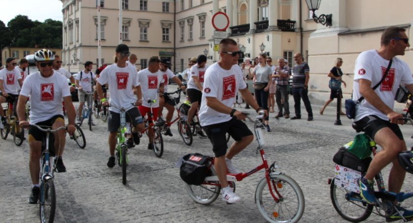 Jadą z Kalisza do Zakopanego na  rowerach składakach – robią to dla Wiktorka 