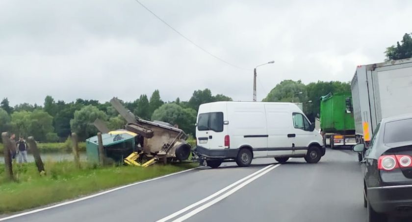 W Brzezinach dostawczy iveco zderzył się z busem