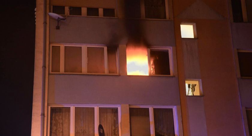 Pożar mieszkania przy ul. Serbinowskiej. Ewakuacja mieszkańców.