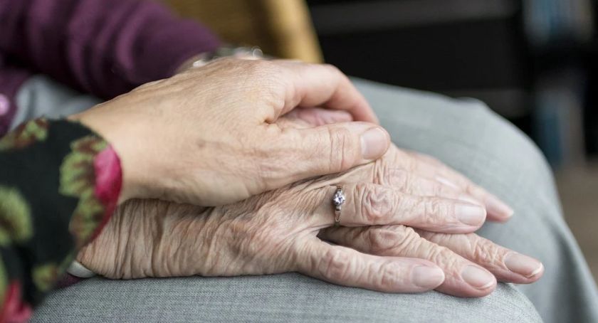 Nie ma lekarstwa na naiwność seniorów. Kolejne dwie ofiary oszustów.