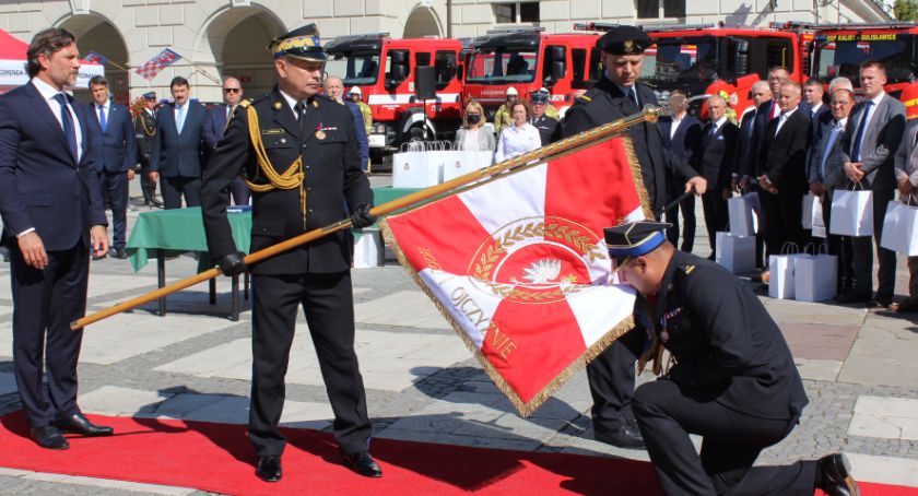 Kaliscy strażacy ze sztandarem