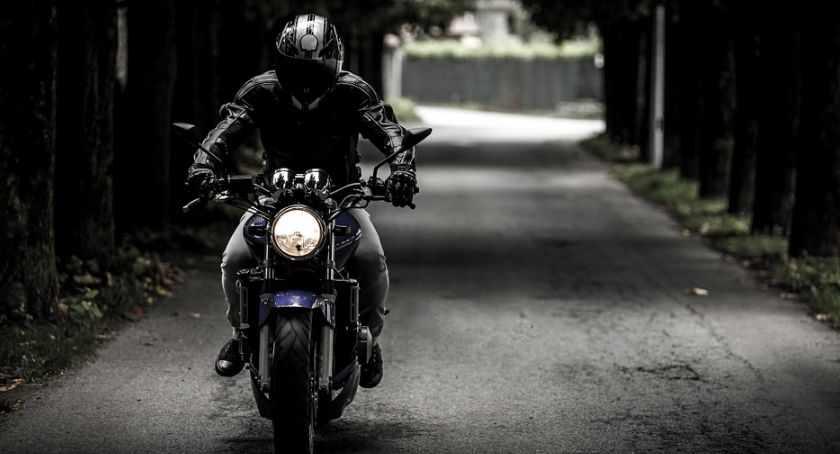 Motocyklista ranny w rowie. Poszukiwani świadkowie wypadku.