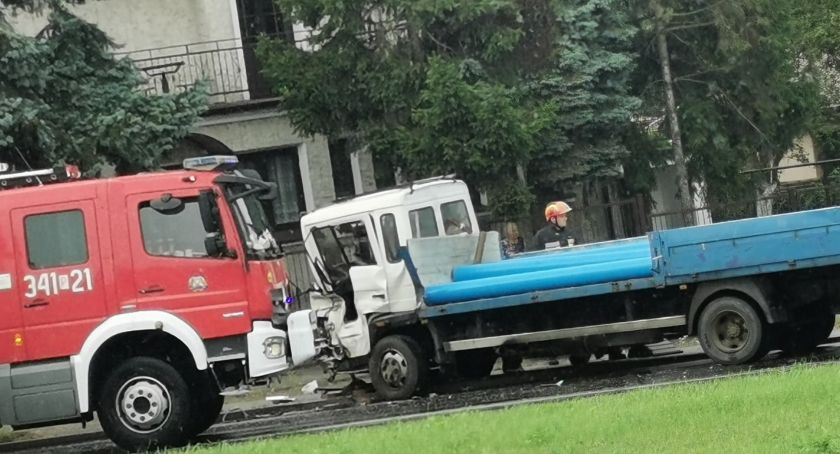 Zderzenie ciężarówek na ul. Podmiejskiej. Jeden z kierowców ranny.