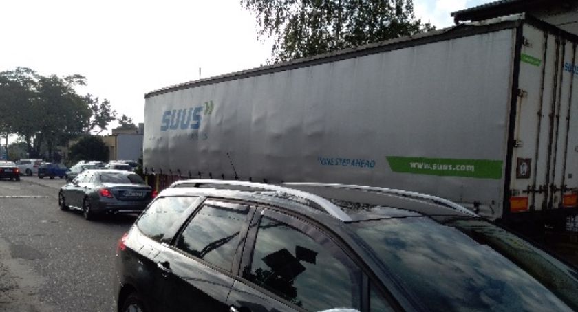 Naczepa TIR- a od tygodni  tarasuje przejście w centrum Piotrowa