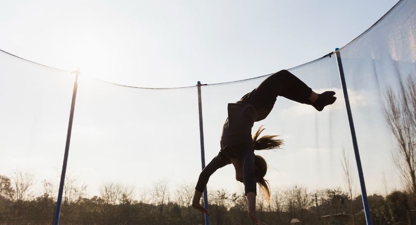 Ćwiczenia na trampolinie ogrodowej - o czym należy pamiętać?