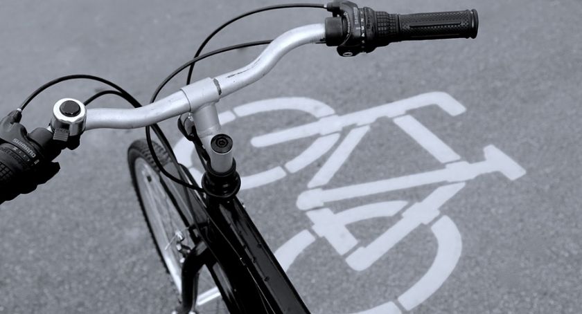 Ścieżki rowerowe toną w mroku. Rowerzyści domagają się ich oświetlenia.