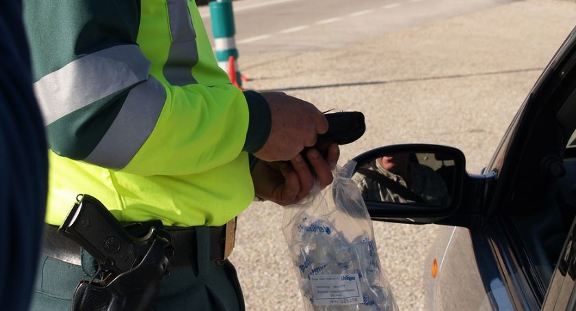 Pijany kierowca uciekał przed policją pieszo