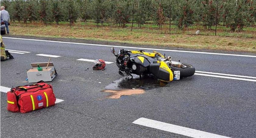 Zderzenie samochodu z motocyklem w Opatówku. Dwie osoby ranne.